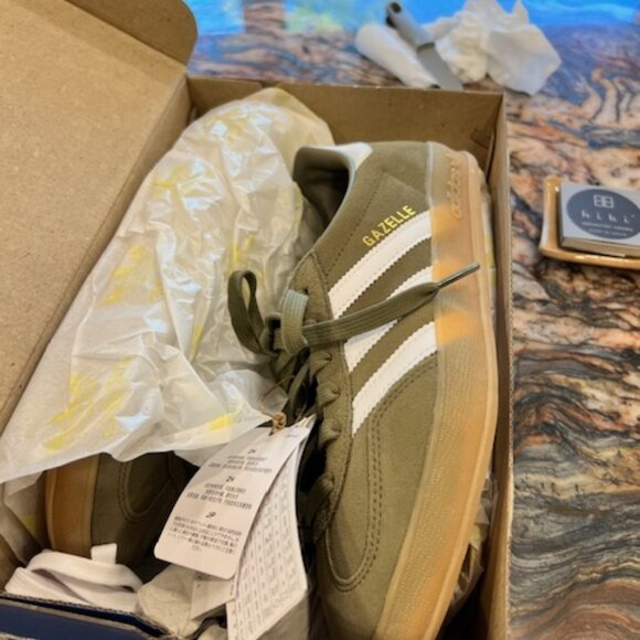 Adidas Gazelle Indoor Sneaker Olive Strata, White & Gold Met. - Picture 3 of 3